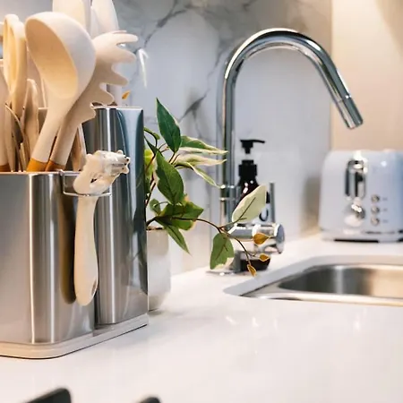 Modern Luxe Urban Comfort In Heart Apartment Brisbane
