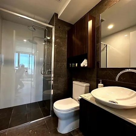 Four Bedroom In Cbd Apartment *