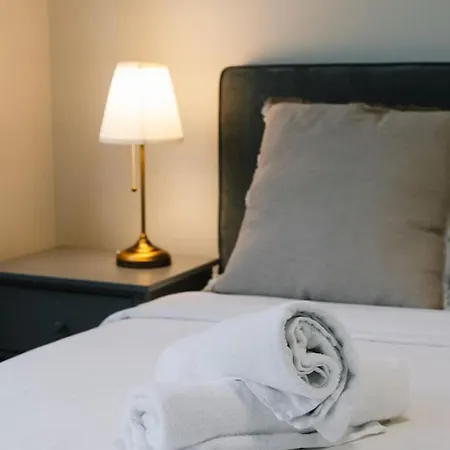 Apartment Modern Luxe Urban Comfort In Heart