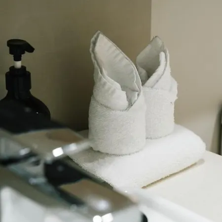 Modern Luxe Urban Comfort In Heart Brisbane