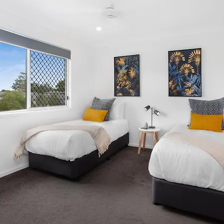 Comfortable 3-bed Retreat Close Parks Holiday home