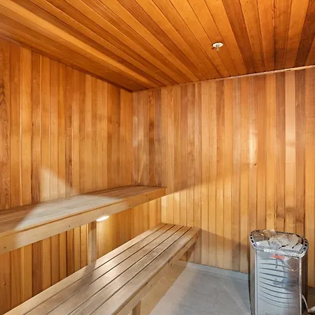 Executive 2-bed With Stadium View, Great Amenities