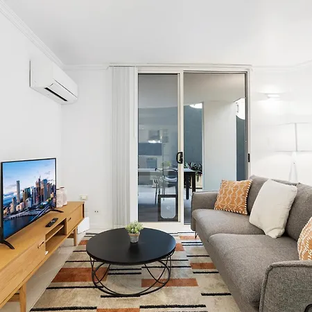 Comfy 2-bed With Pool And Secure Parking Apartment