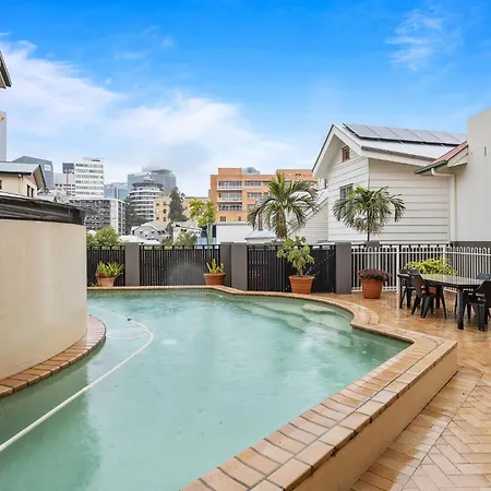 Apartment Comfy 2-bed With Pool And Secure Parking