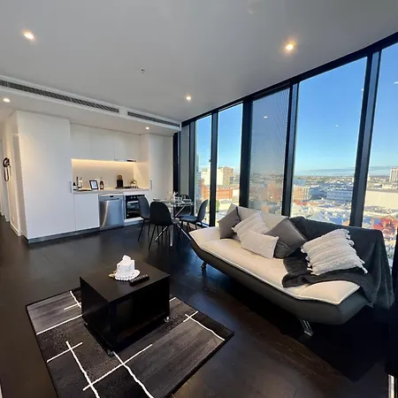 Stylish 1-bed With Pool, Gym & Free Parking