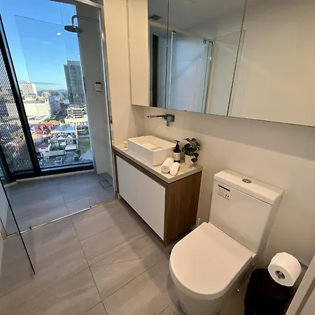 Stylish 1-bed With Pool, Gym & Free Parking *