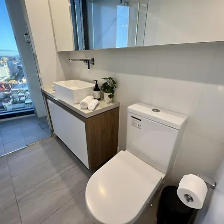 Stylish 1-bed With Pool, Gym & Free Parking