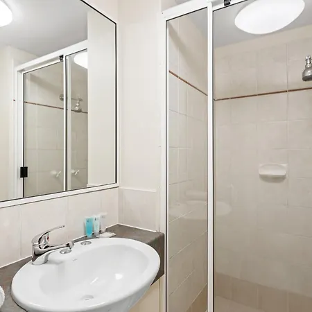 Albion Convenient Hideaway With Parking & Balcony Apartment *