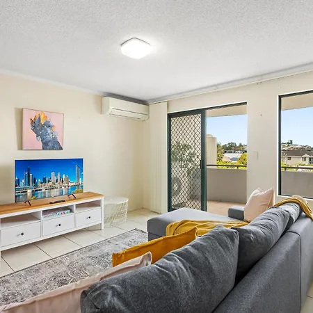 Albion Convenient Hideaway With Parking & Balcony Apartment
