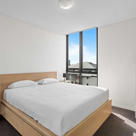 Spaciously Bright 1-bed Brisbane