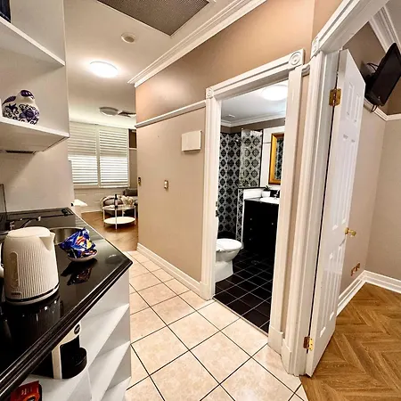 Convenience And Comfort 1br Walk To Queen St Mall Apartment *