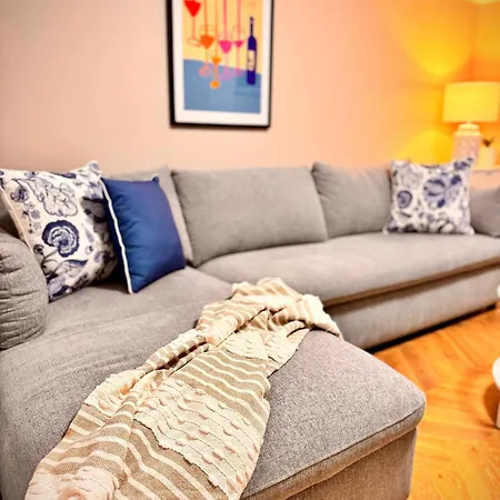 Convenience And Comfort 1br Walk To Queen St Mall Apartment *