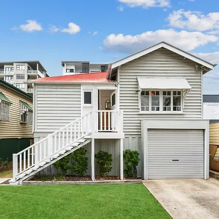 Tranquil 3-bed Family With Spacious Backyard Holiday home