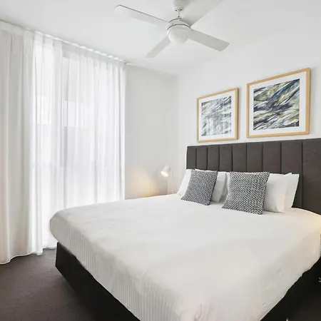 Chic 2-bed With Rooftop Overlooking The Apartment *