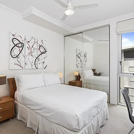 High-floor 2-bed Cbd Unit With Views & Amenities Apartment *
