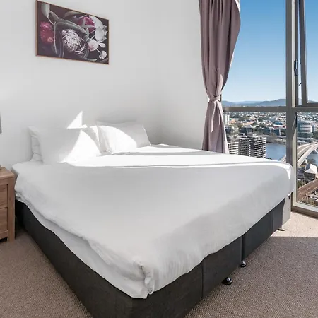 River-view Unit With Rooftop Pool Near Museums *