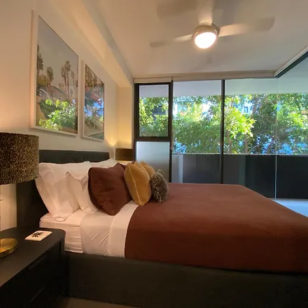 Urban Retreat - Shared With Queen Bed And Private Ensuite *