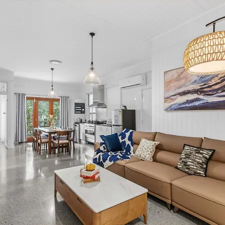 Holiday home Elegant Dual-level Near Cafes, Parks & River