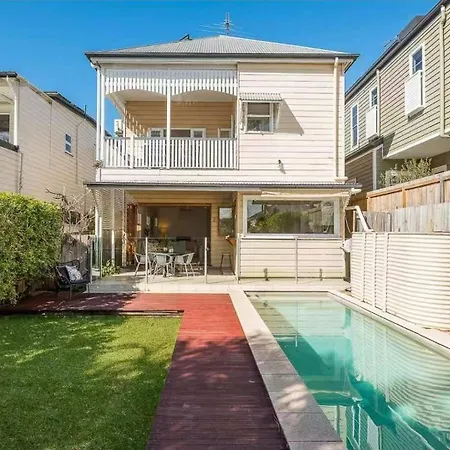 East Federation-style Pool Holiday home