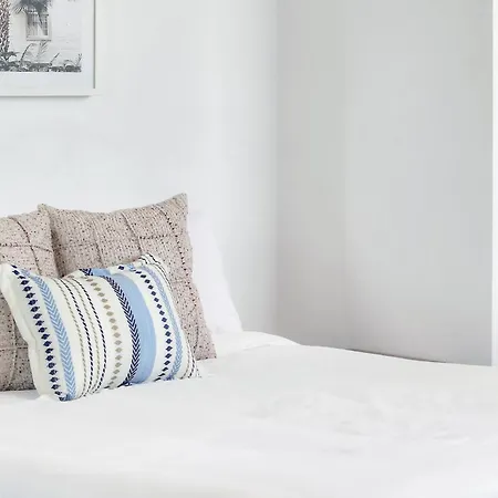 Apartment Toowong Cozy 2b2b Retreat With Balcony And Parking