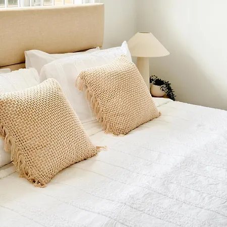 Cbd - 2br - Sleeps 6 - Snacks Wifi - Parking Apartment