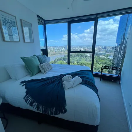 Apartment A Gallery In The Sky! Balcony, Pool And Parking At Skytower Level 33 Views In Brisbane! *