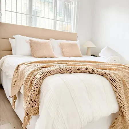 Apartment Cbd - 2br - Sleeps 6 - Snacks Wifi - Parking *