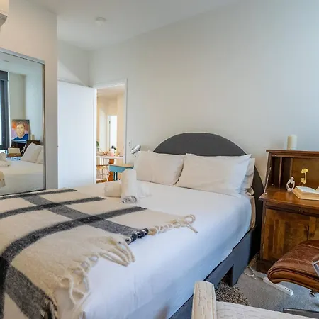 Modern 2-bedroom, 2-bath In West Village, West End Apartment Brisbane