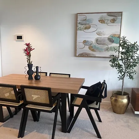 Apartment A Gallery In The Sky! Balcony, Pool And Parking At Skytower Level 33 Views In Brisbane! *