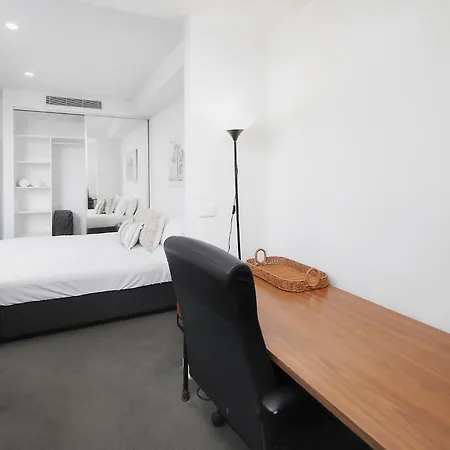 Toowong Cozy 2b2b Retreat With Balcony And Parking *