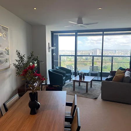 A Gallery In The Sky! Balcony, Pool And Parking At Skytower Level 33 Views In Brisbane! Apartment Brisbane