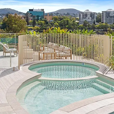 Stunning Helia Sanctuary - West End With Parking Apartment