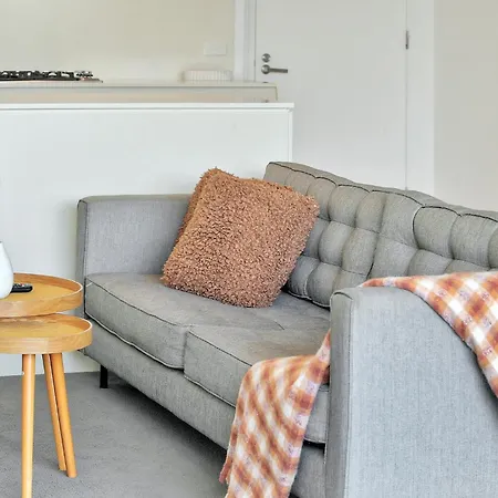 Toowong Cozy 2b2b Retreat With Balcony And Parking