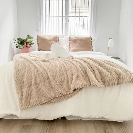 Cbd - 2br - Sleeps 6 - Snacks Wifi - Parking