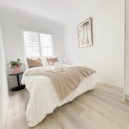 Cbd - 2br - Sleeps 6 - Snacks Wifi - Parking Apartment
