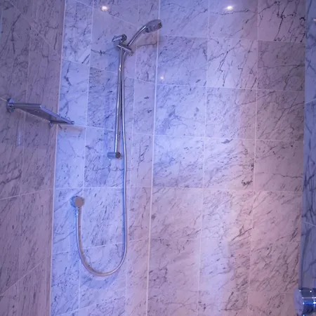 Luxury Penthouse In Cbd 4 Bed - 4 Bath *