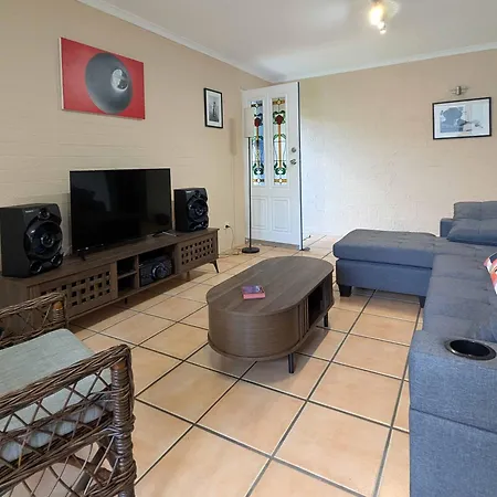 Stylish New Farm Retreat W Parking Walk Cafes & River