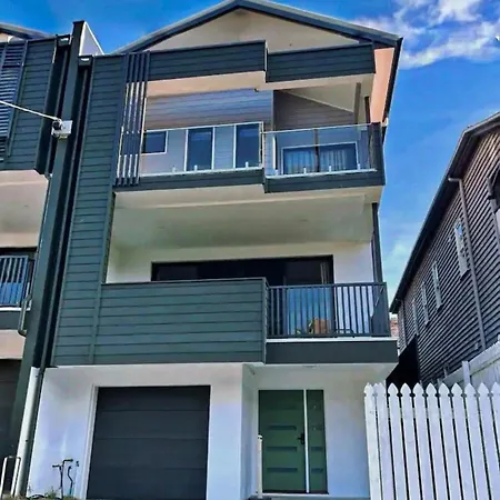 Modern 4br 3bath Duplex Near Train Station Stylish Comfortable Villa