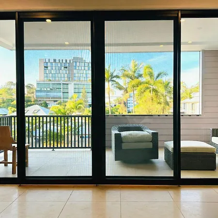 Modern 4br 3bath Duplex Near Train Station Stylish Comfortable Brisbane