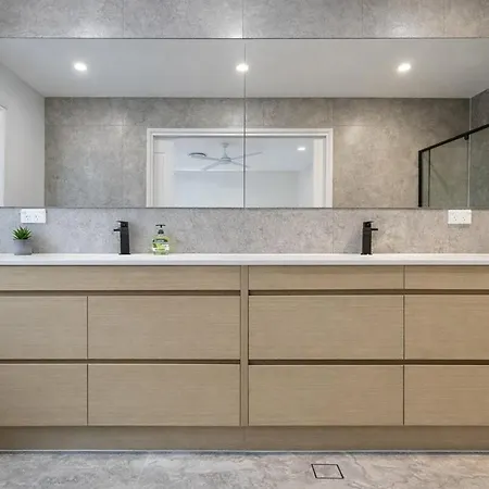 Modern 4br 3bath Duplex Near Train Station Stylish Comfortable Villa Brisbane