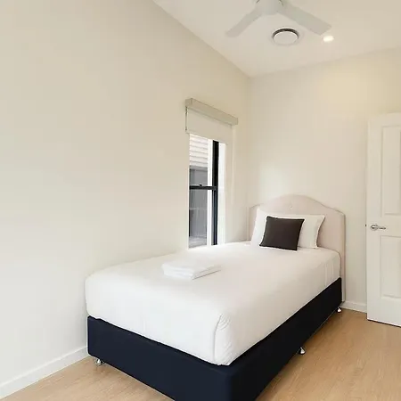 Villa Modern 4br 3bath Duplex Near Train Station Stylish Comfortable Brisbane