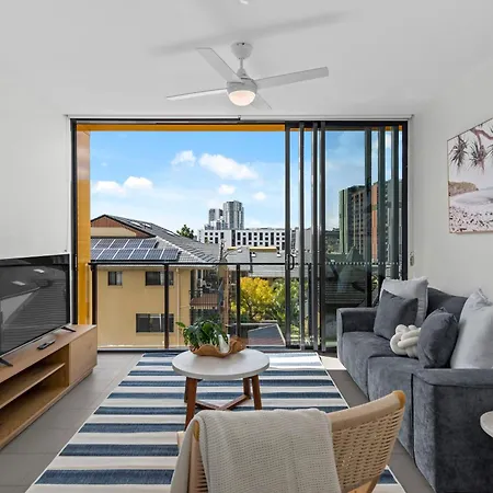 Apartment Style 2br With Beautiful Pool, Gym And Parking