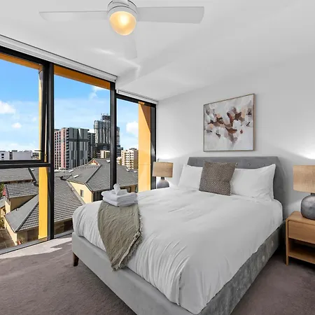 Style 2br With Beautiful Pool, Gym And Parking Brisbane