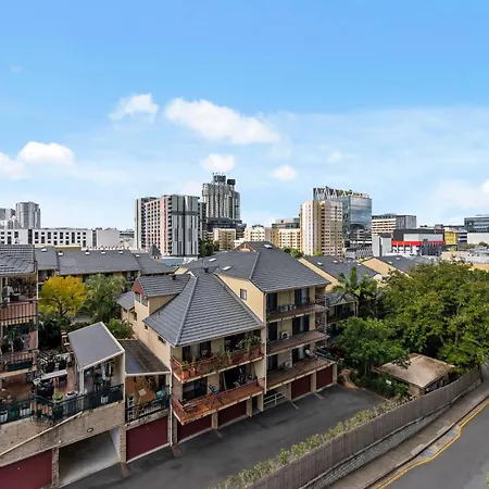 Apartment Style 2br With Beautiful Pool, Gym And Parking