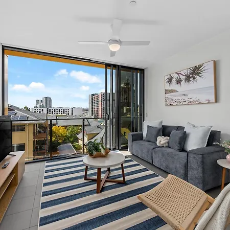 Style 2br With Beautiful Pool, Gym And Parking Apartment