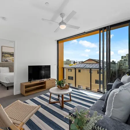 Apartment Style 2br With Beautiful Pool, Gym And Parking