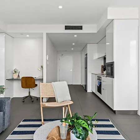 Apartment Style 2br With Beautiful Pool, Gym And Parking *