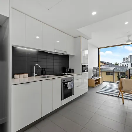 Style 2br With Beautiful Pool, Gym And Parking Apartment Brisbane