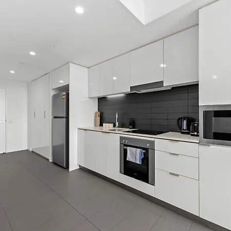 Apartment Style 2br With Beautiful Pool, Gym And Parking *