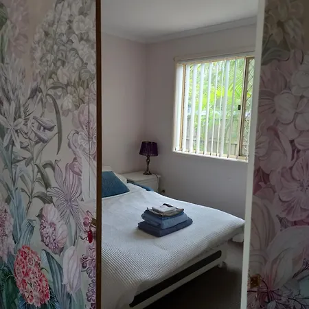 Air Conditioned Floral Youth Backpacker And House Guest house *